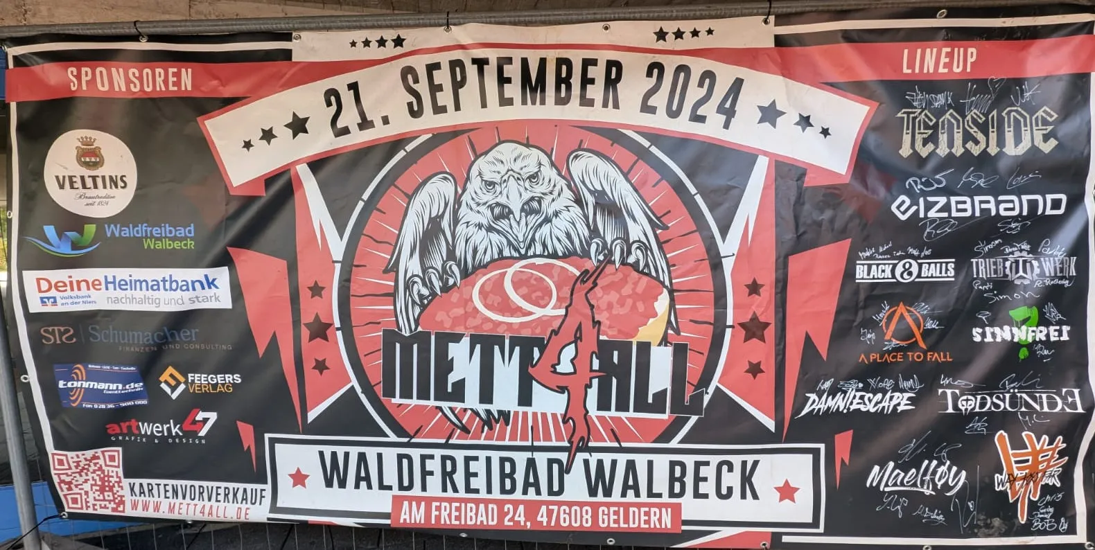 Festivalbanner mit Unterschriften